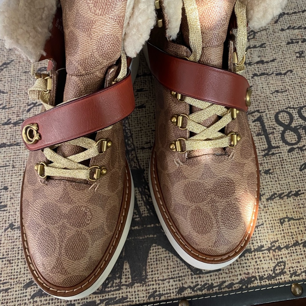 Coach Signature Hiker Boots 10 Medium👌🏽